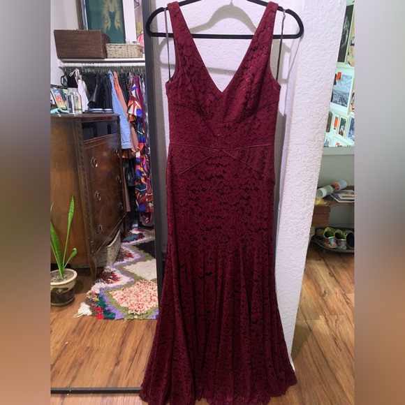 VERA WANG Merlot Lace Trumpet Gown Bridesmaid Dress - Picture 2 of 7